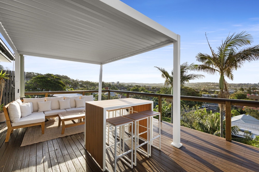 Chic Coastal 1-bedroom Home With Balcony & BBQ