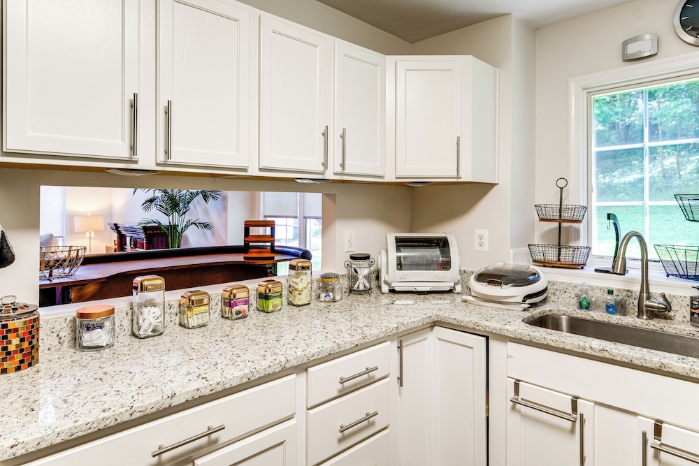 8 Mi to Dtwn Silver Spring: Convenient Condo
