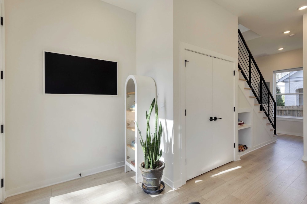 The Stage by Avantstay Chic 4bdr w/ Covered Balcony Modern + Newly Built