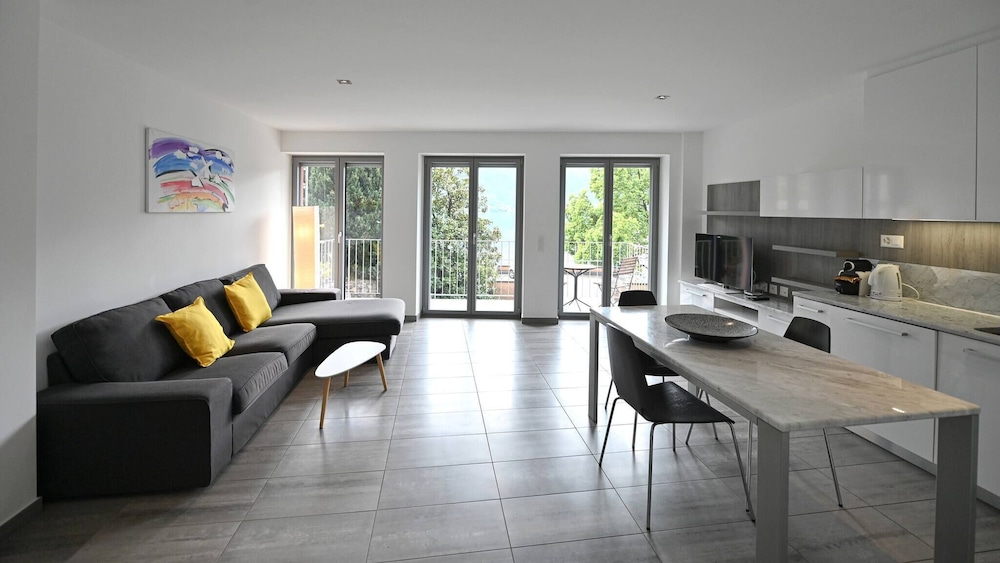 Sunny Suite With Lake View