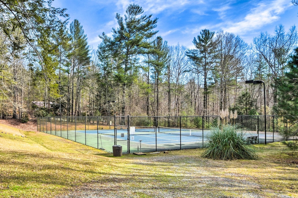 3 Mi to Dtwn Ellijay: Tree-lined Cabin w/ Deck!