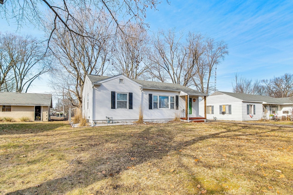 < 1 Mi to Route 66: Home w/ Large Yard!