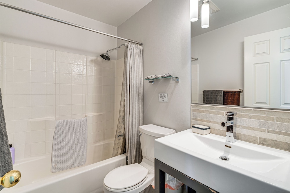 Modern Home Close to Dtwn Woodinville w/ Yard