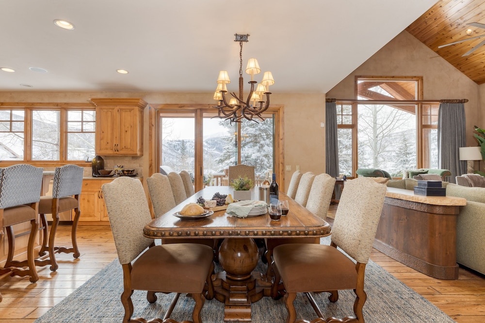 Telemark Luxury Retreat by Avantstay Stunning Views w Hot Tub Theatre Room and Pool Table