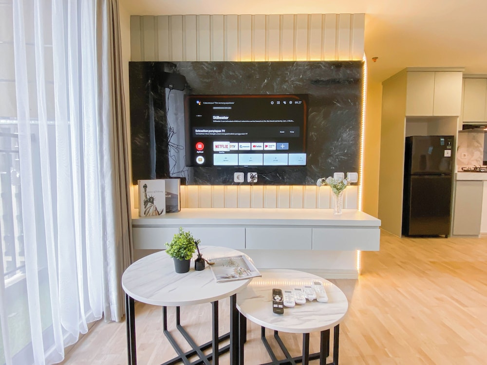 Modern Look And Restful 3Br At Meikarta Apartment