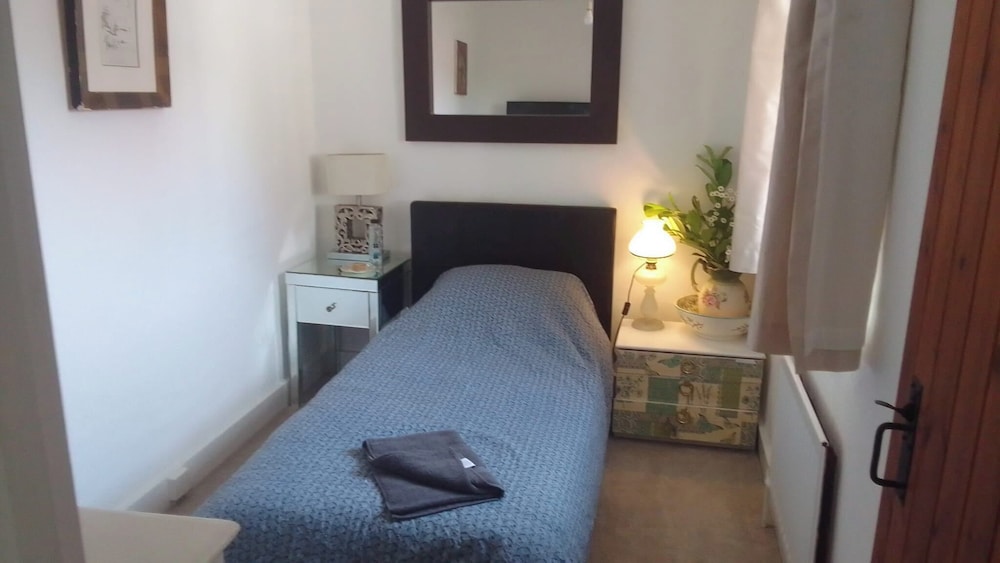 4 Bed-2 Bath-bar-pool Table-library- Xmas Venue
