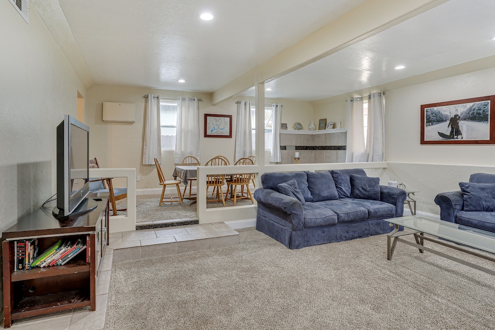 Charming Lakehead Cabin: Walk to Shasta Lake!