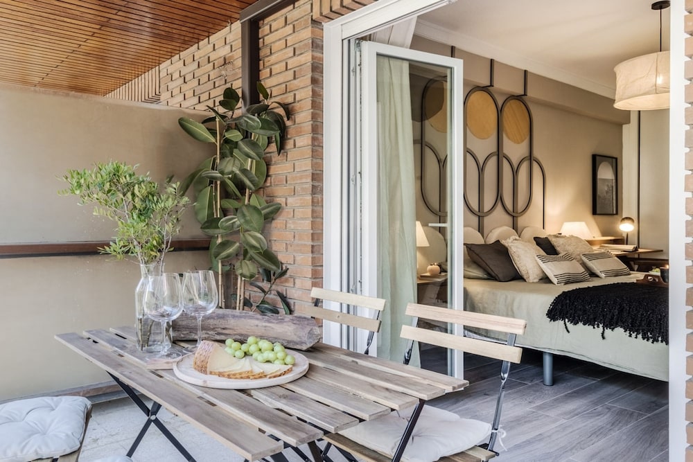 Mondragone - 1 Bedroom and Terrace in Goya