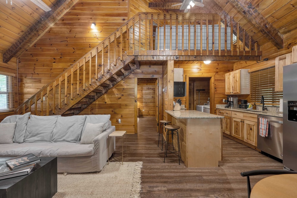 2 Cabins Game Room, Enclosed Porch, Hottub, Views Dudley I & II by Avantstay