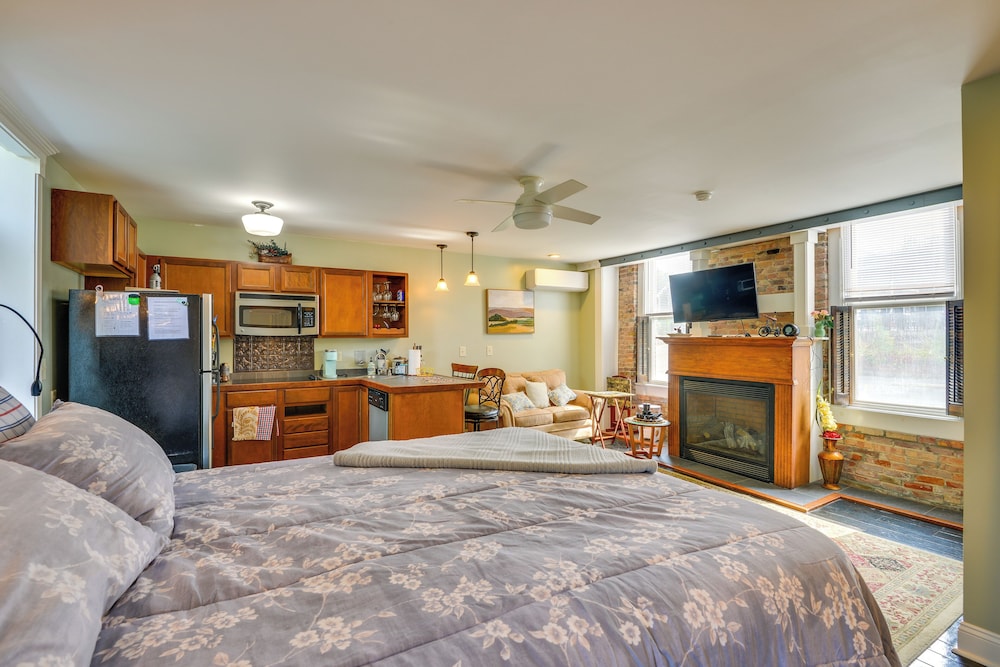 Walk to Marina, Couple's Retreat in Sackets Harbor