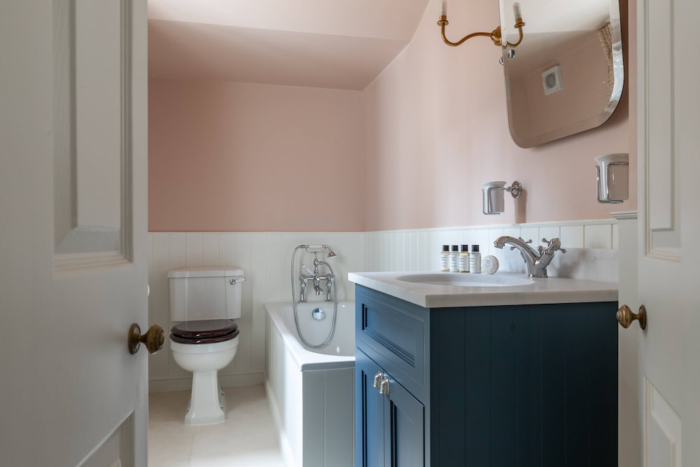 Tite Street IX by Onefinestay