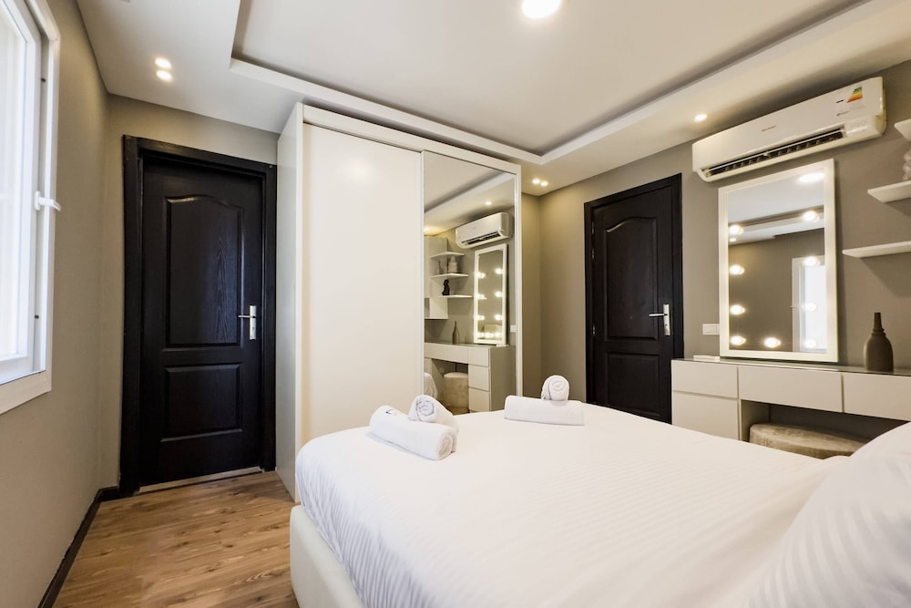 Flattering 2bdr - 5 min to Airport