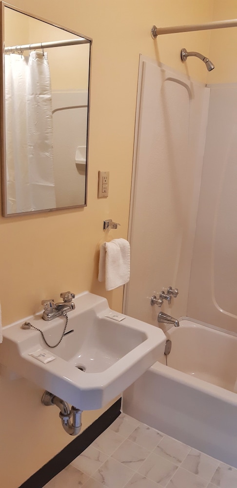 MacIver's Motel & Campground