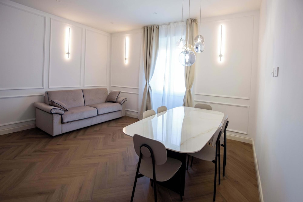 Colosseum Holidays - Luxury 3 Bedroom Apartment