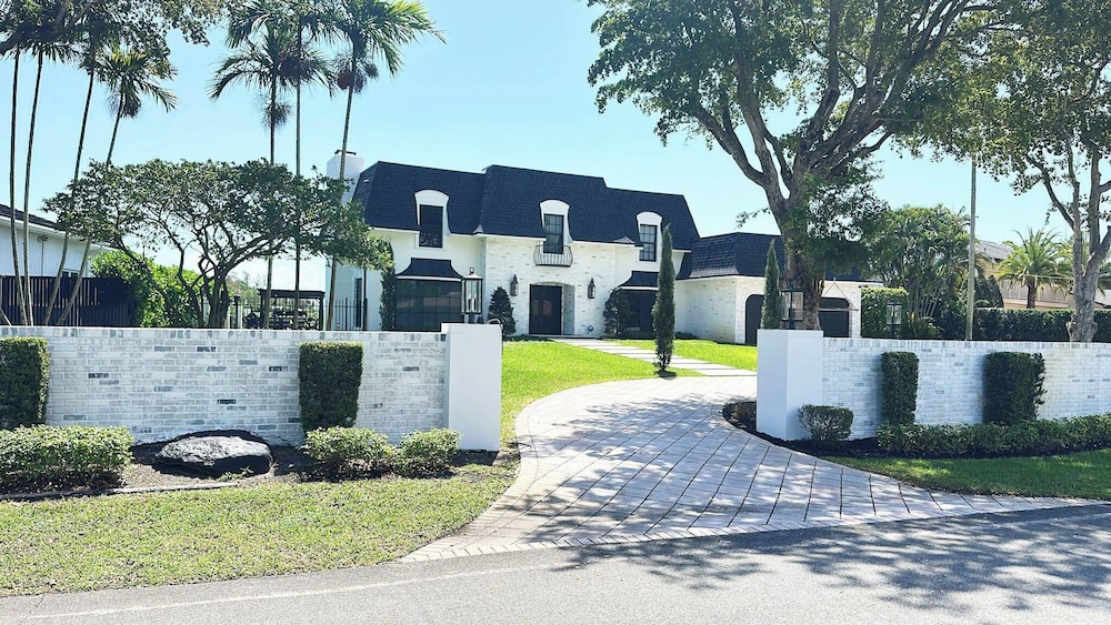New 5 Bedroom Modern Villa on Golf Course
