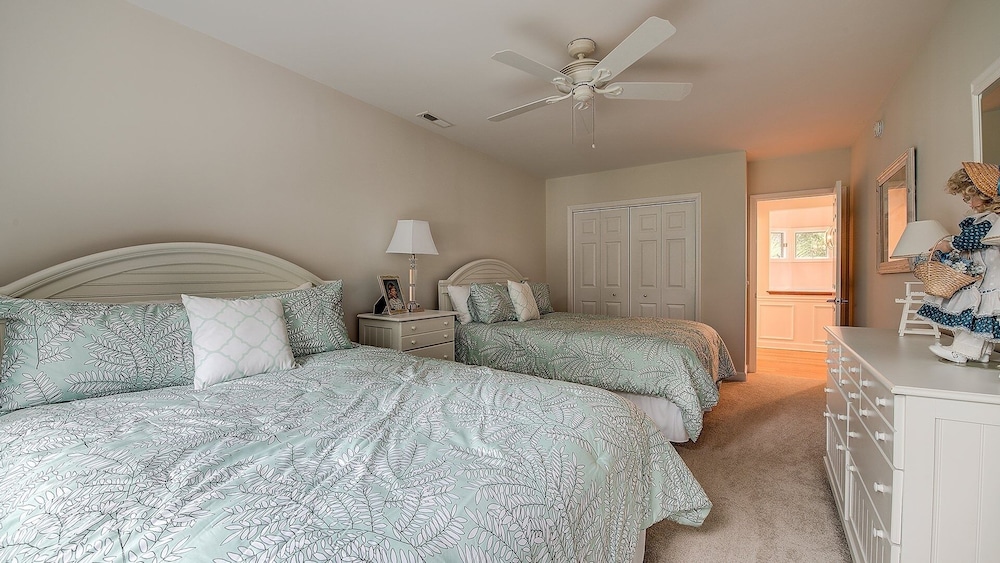Beautiful Villa Marilyn 4 Bedroom Home by RedAwning