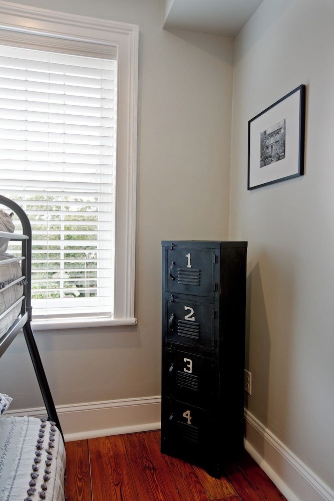 Newly Renovated 4 bed 3 bath & 2 Parking