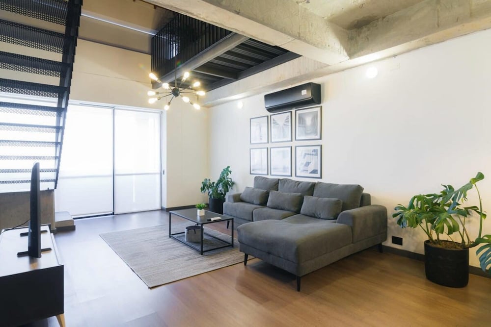 w Stunning Duplex in Laureles