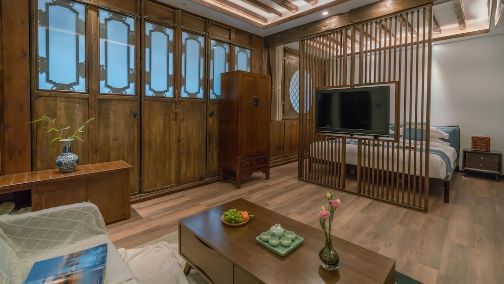 Lize Graceland Artistic Suite Inn
