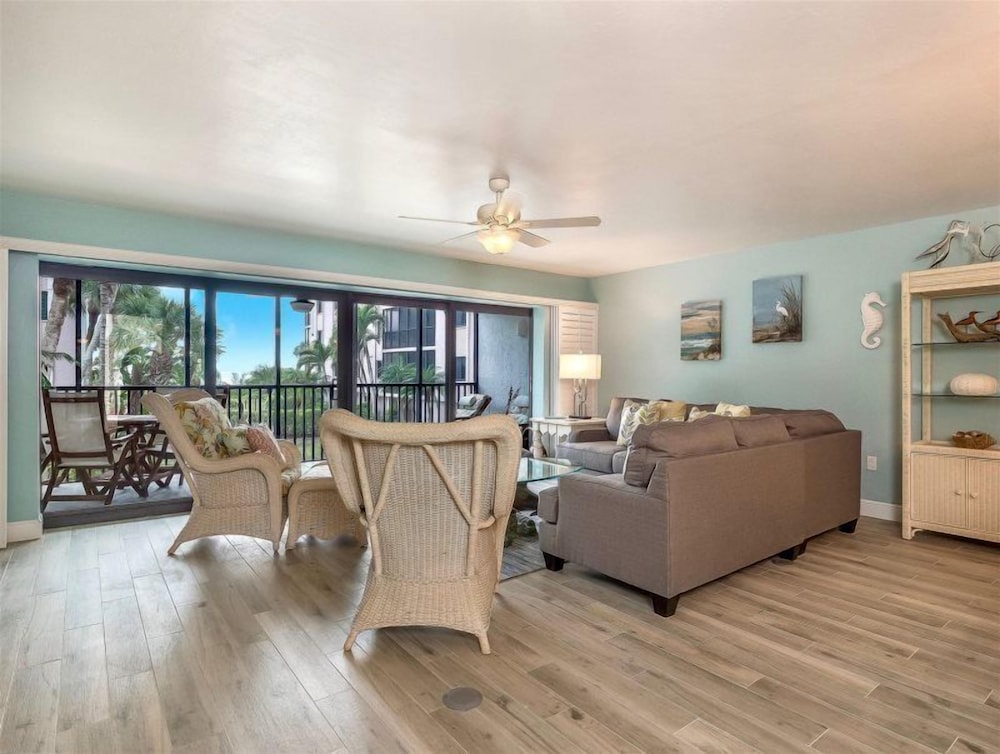 Shorewood Condos by Dream Vacation Rentals
