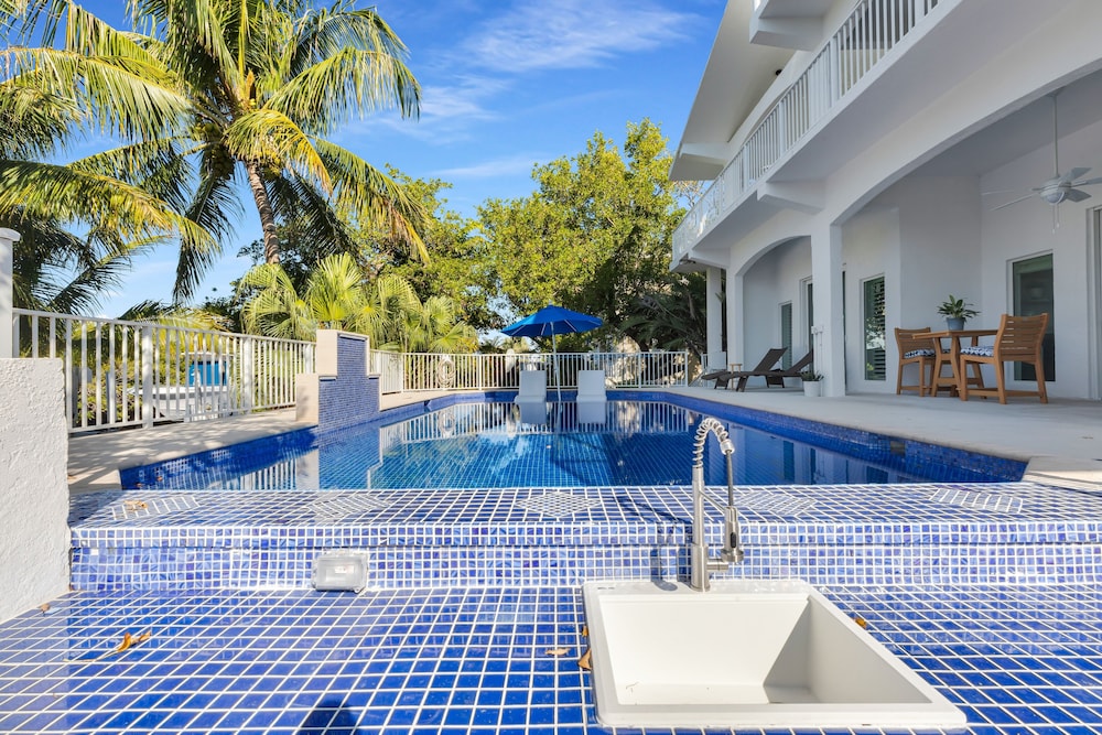 New Listing! Reel Joy Waterfront Luxe With Pool And Private Dock 4 Bedroom Home