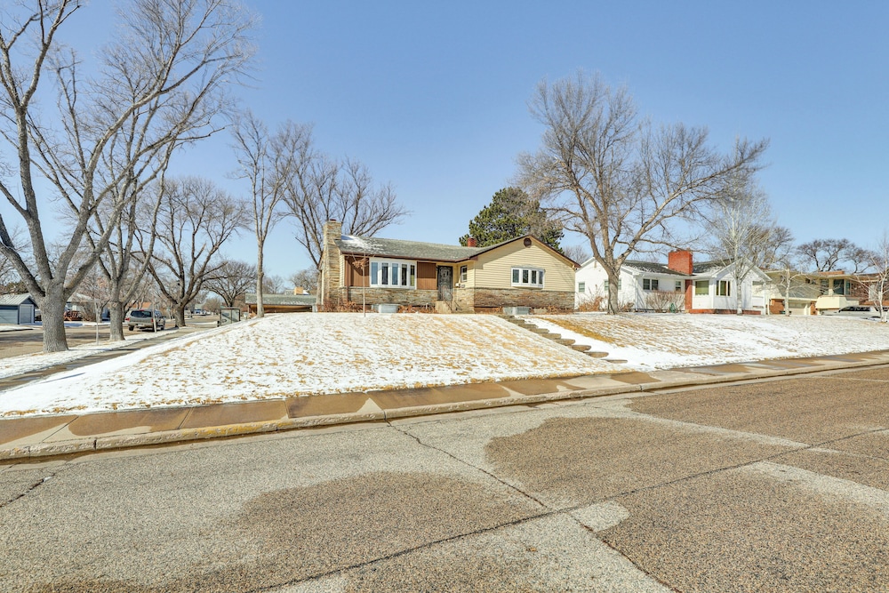 1/2 Mi to Dtwn: Pierre Family Home w/ Patio