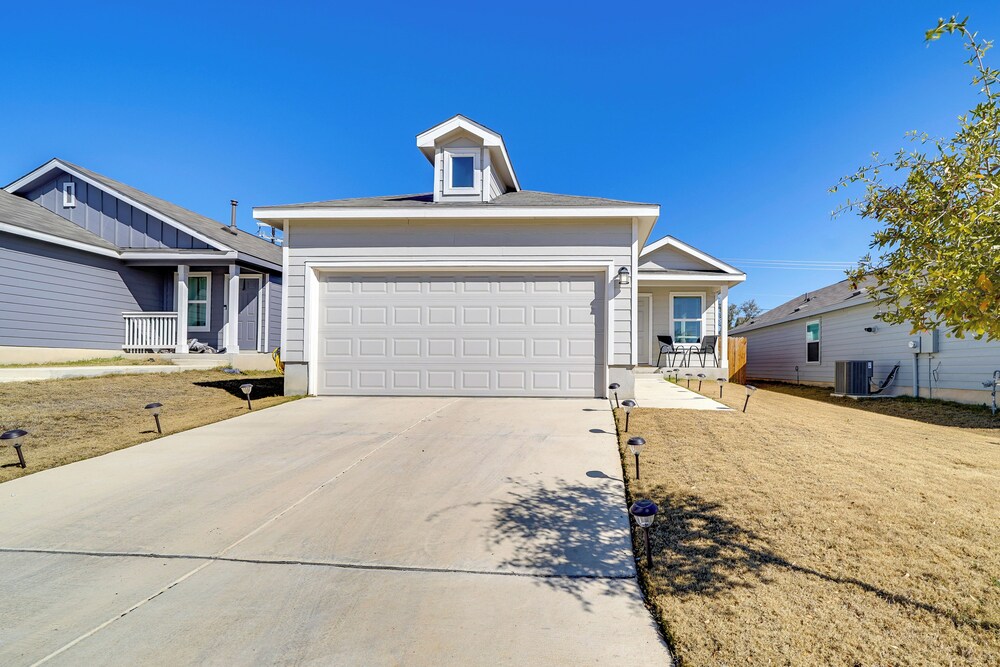 7 Mi to Alamo Ranch Mall: Home w/ Large Yard!