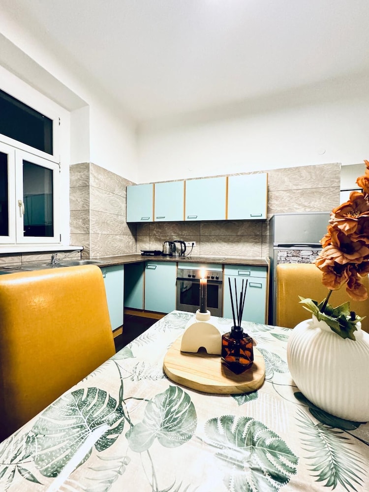 5BR Apt For 10 Walk to Kaufpark Alterlaa