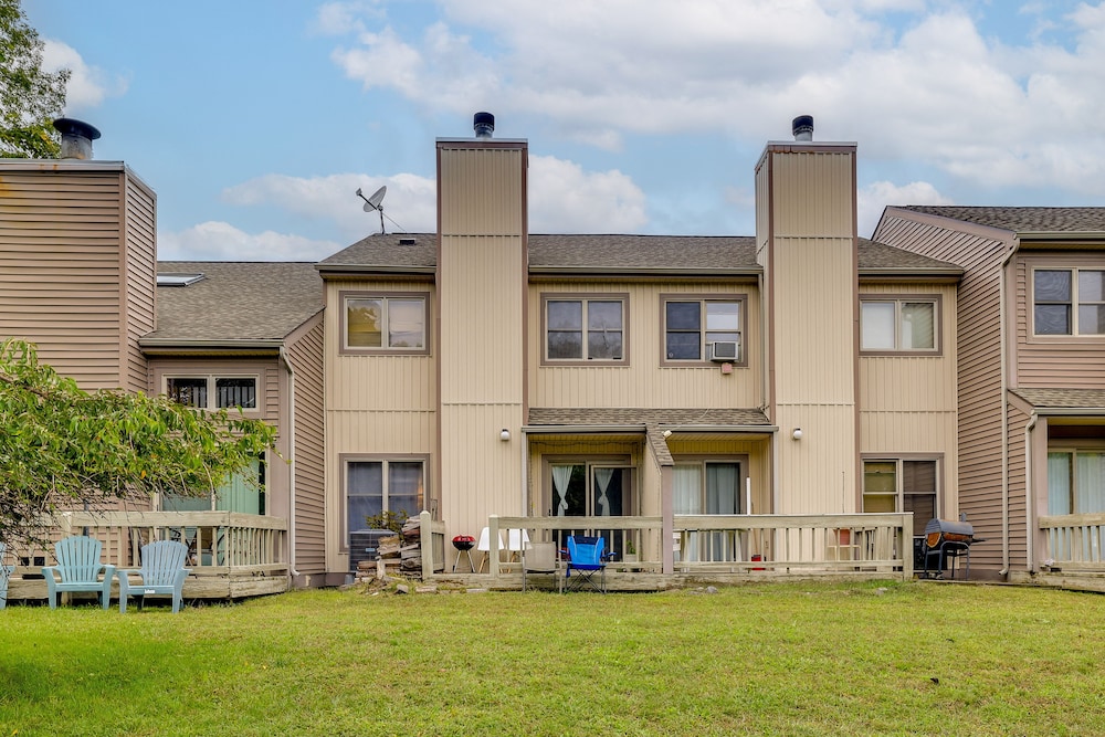 Colorful East Stroudsburg Townhome - Pets Welcome! view 4