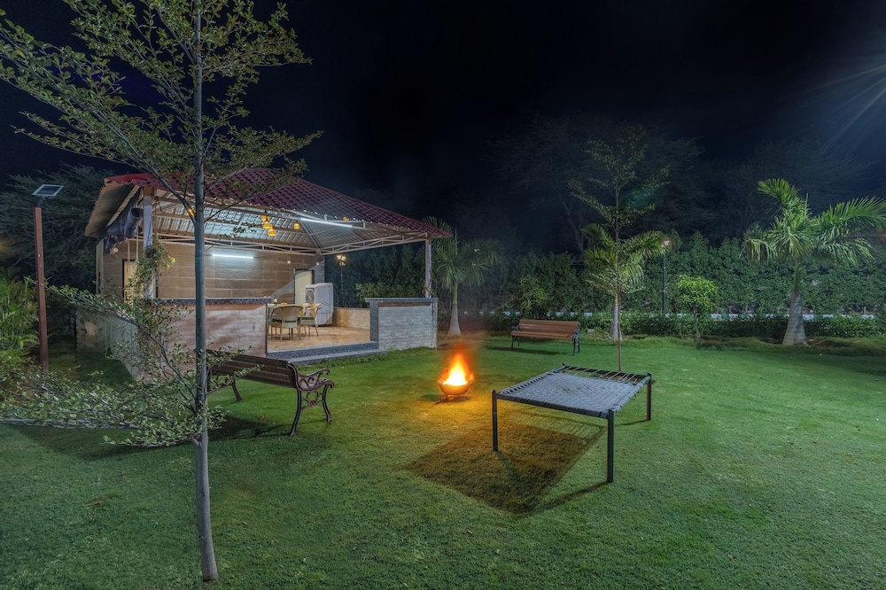 ELIVAAS 5 BHK With Pvt Pool - Zenora