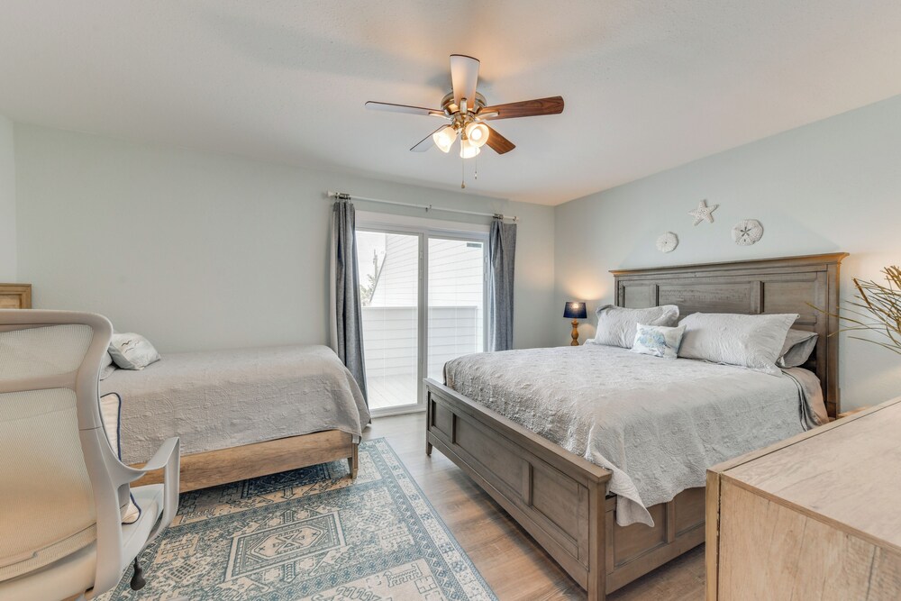 Beachfront Condo w/ Balcony on Manasota Key