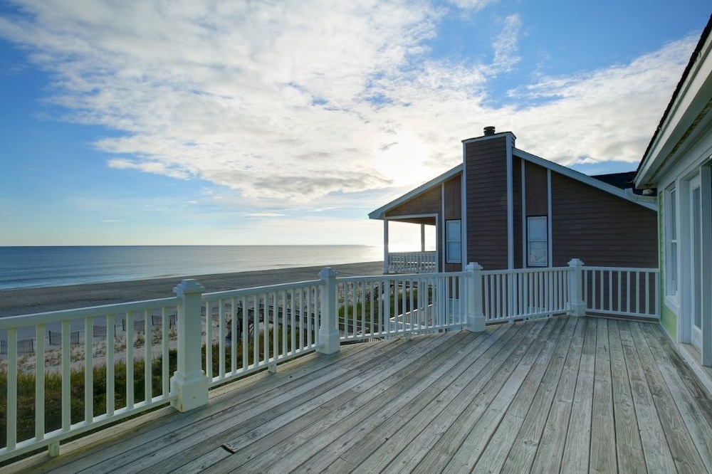 Sweet Dreams Private 4 Bedroom Home by RedAwning