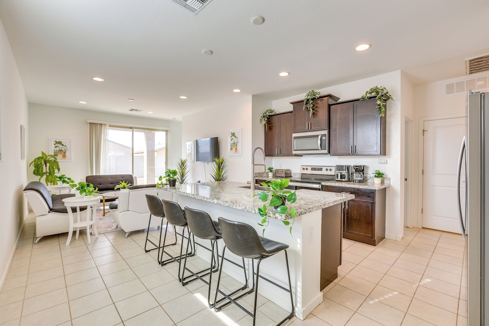 10 Mi to Dtwn Phoenix: Chic Family Home