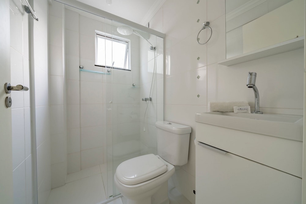 2-bed Apt w/ BBQ - Downtown Bombinhas Caa103