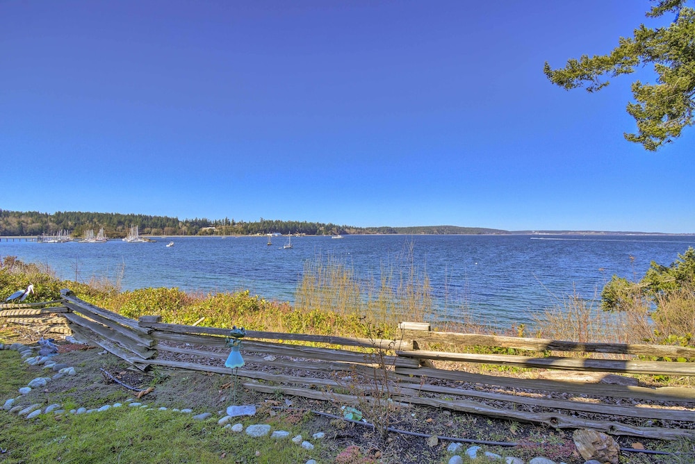 Waterfront PNW Escape w/ Deck & Beach Access! view 4