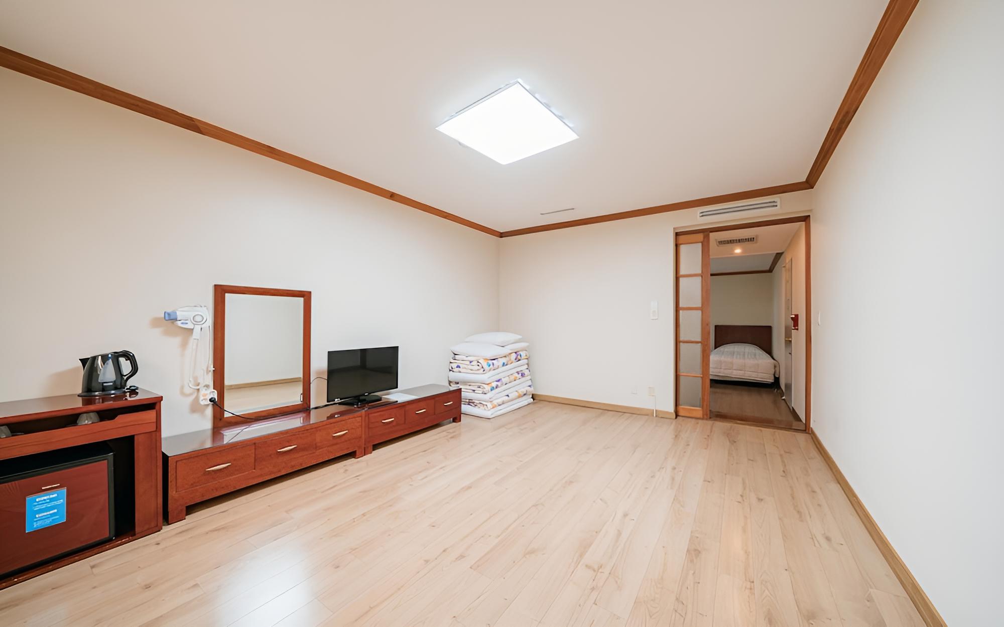 Samhaein Tourist Hotel 16