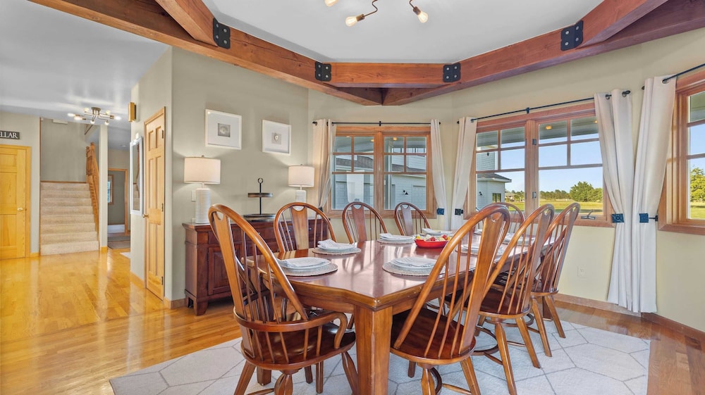 Seacliff Haven Waterfront Luxury, Stunning Views, Hot Tub & Game Room