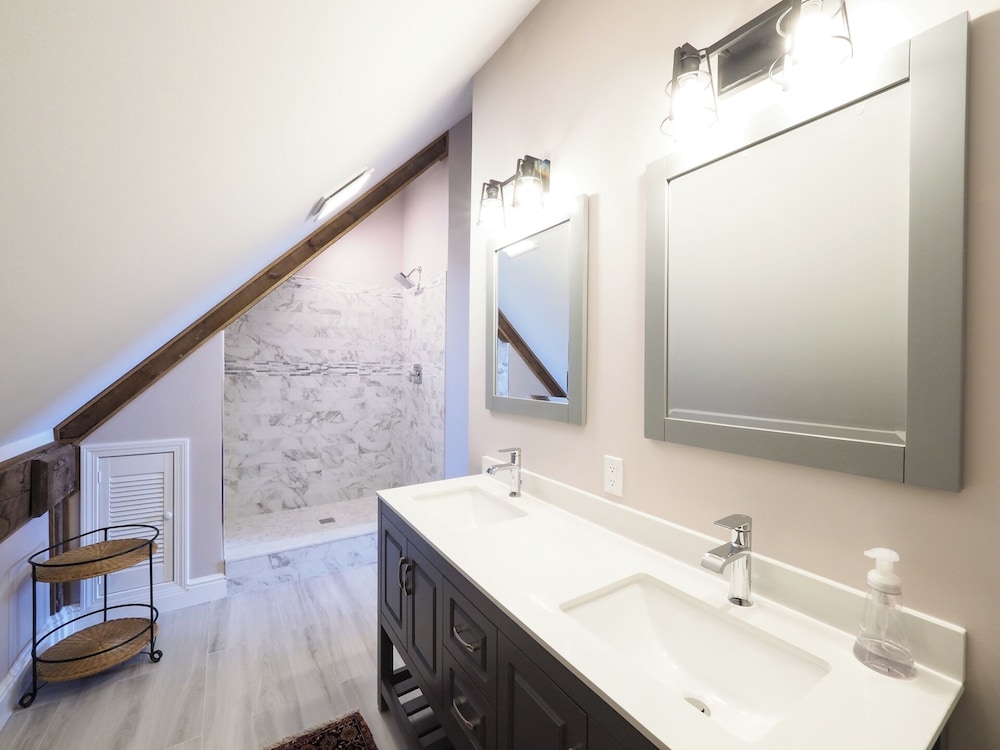 Charming 6 Bdrm Countryside Stay