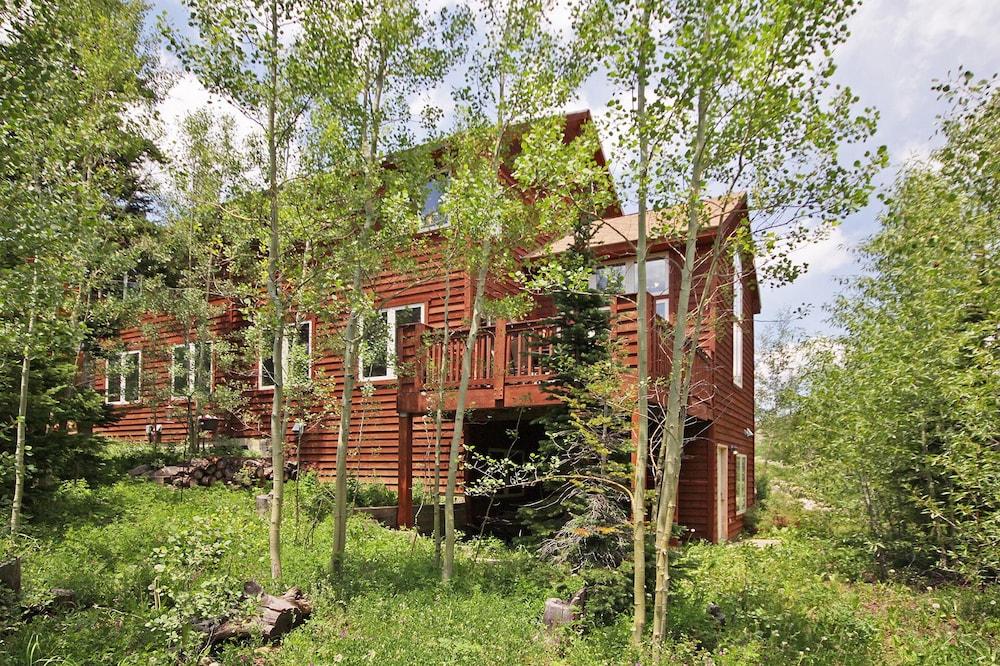 9040 Ryan Gulch 3 Bdrm 2 Bedroom Home by RedAwning