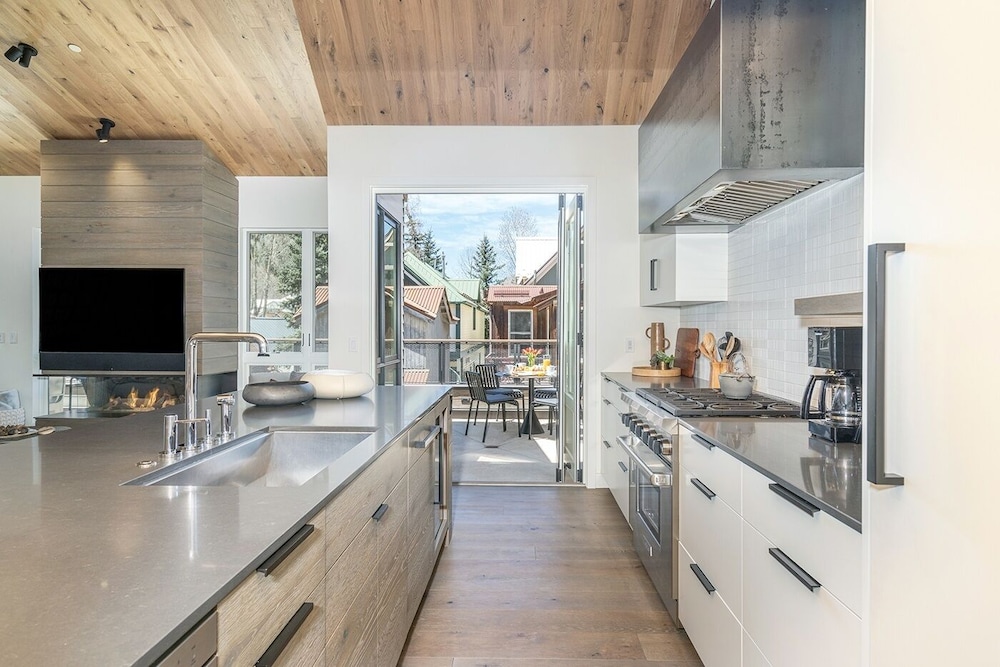 Luxury Stay! 2 Min To Gondola Ski Storage, Sauna, Heated Garage, Gym 4 Bedroom Condo by RedAwning view 3