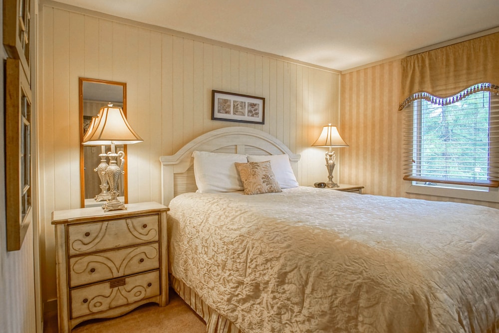 Powderidge #14: 2 Bedrooms, 2.5 Bath: Slope Side, Wood Fireplace