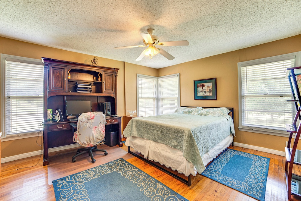 10 Mi to Lake Palestine: South Tyler Location!