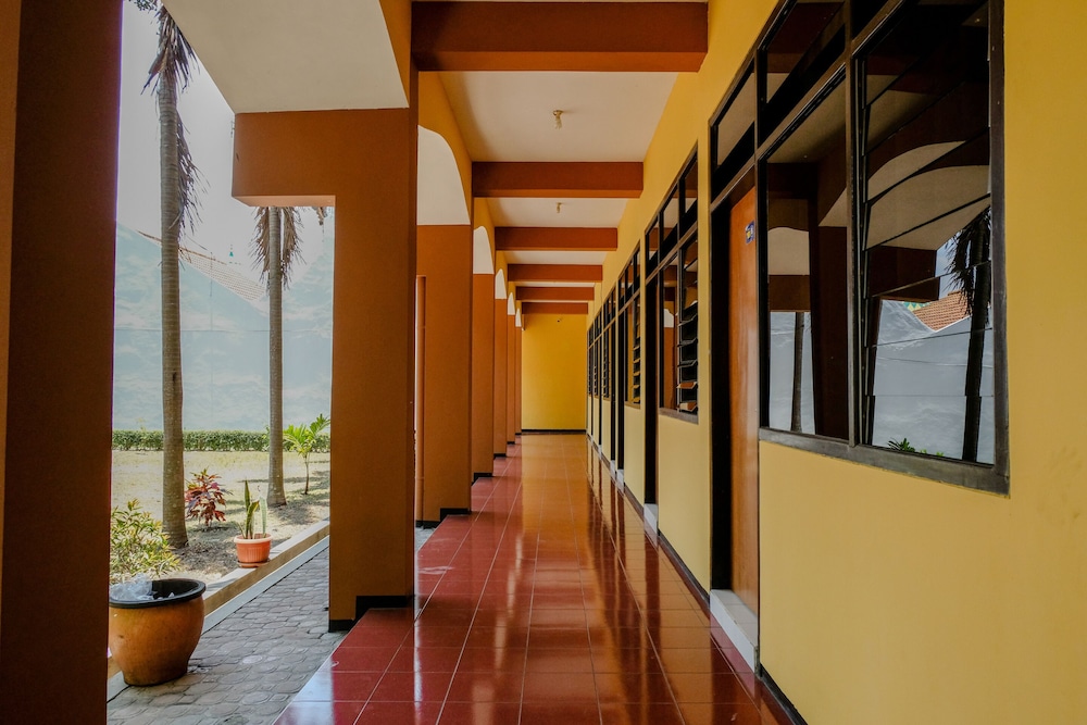 OYO 1342 Uniga Malang Family Residence view 2