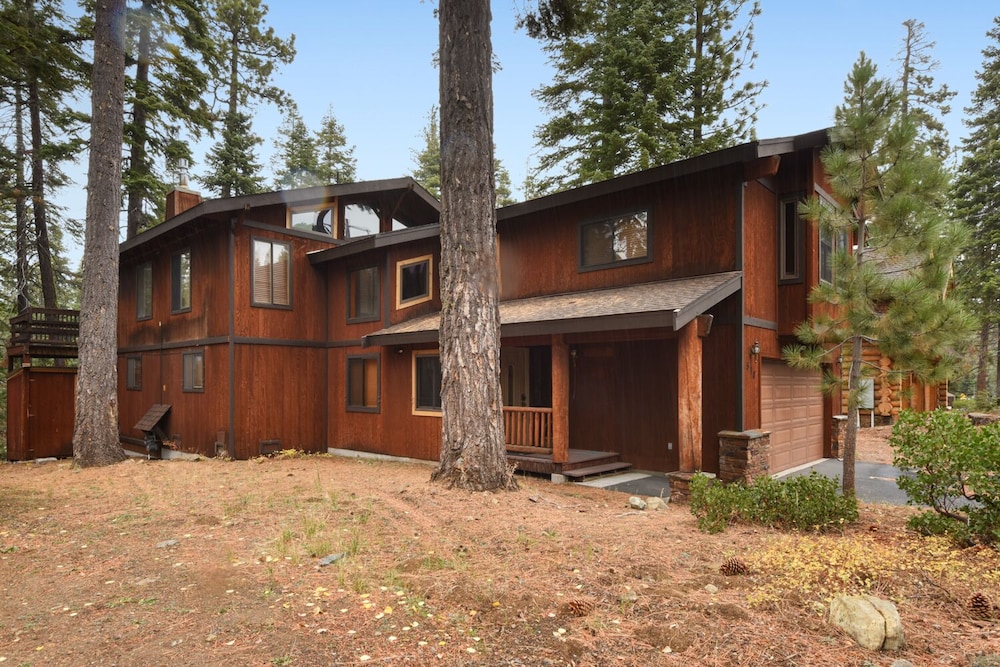 Lake Tahoe Treasure! Minutes From Beach & Skiing