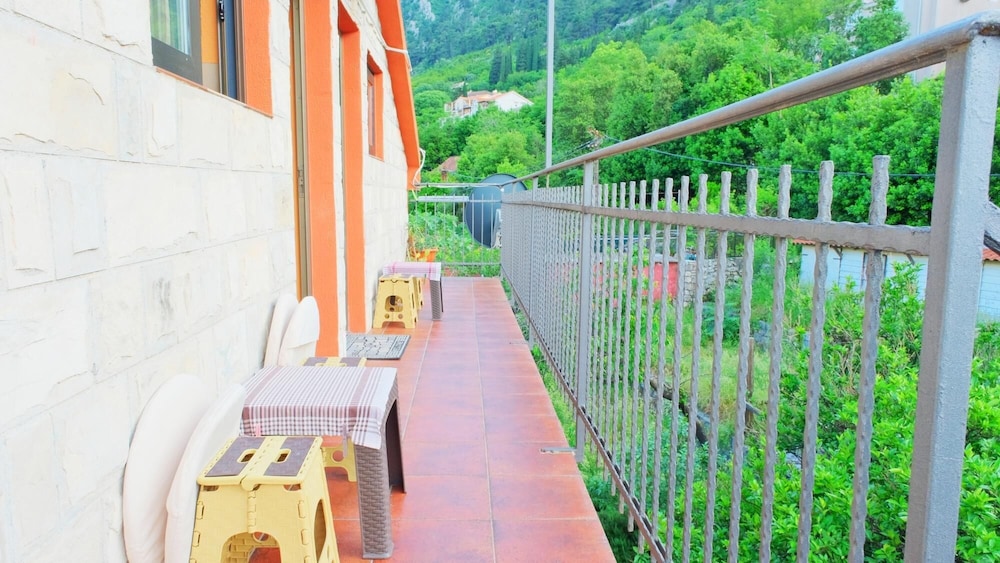 Sea View Cozy Flat 1 Min to Beach in Montenegro view 3