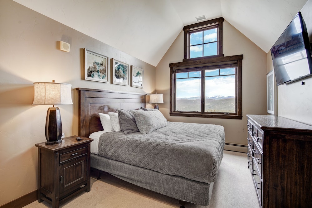4 Bdrm/4 Bath On Peak 7- Luxury & Modern 4 Bedroom Condo by RedAwning view 4