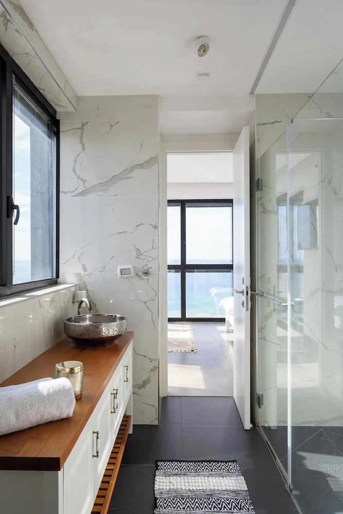 Prestigious penthouse in a luxury tower