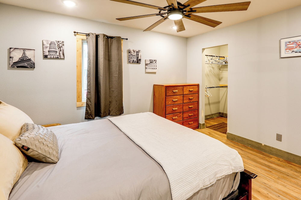 Walk to Dtwn: Dog-friendly Retreat in Fairbanks!