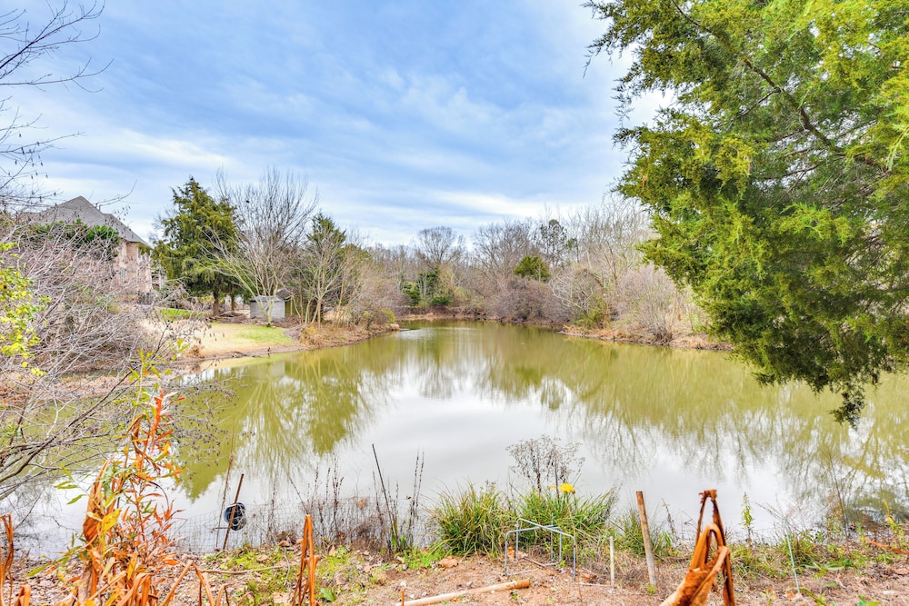 3 Mi to Carowinds: Retreat w/ On-site Fishing