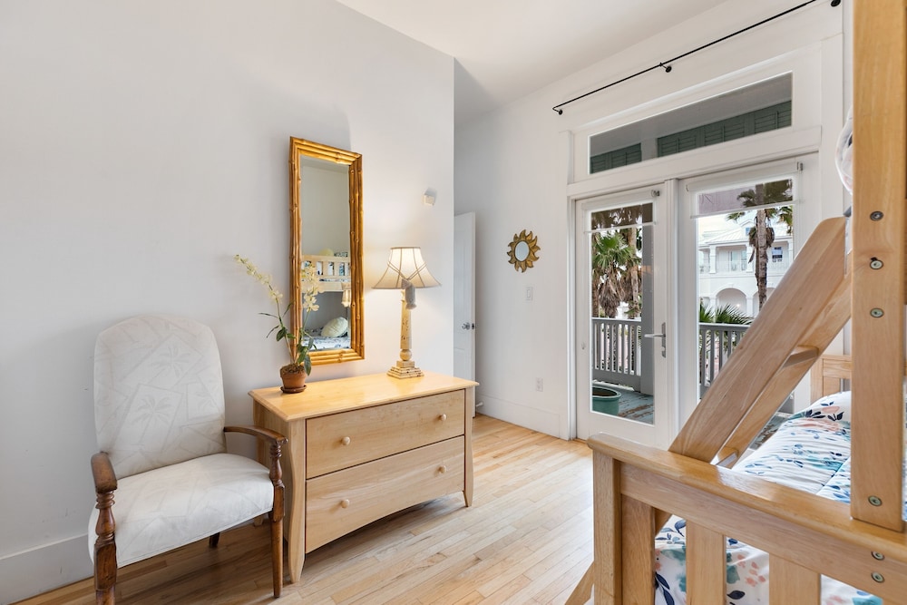 Palm House - Private Beachfront House 3 Bedroom Home by RedAwning